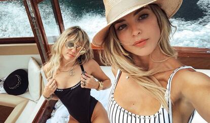 La cantante Miley Cyrus y la bloguera Kaitlynn Carter, en una imagen de Instagram.