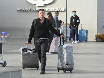 Una persona camina con sus maletas en el Aeropuerto Internacional Ezeiza, a las afueras de Buenos Aires, el 30 de septiembre de 2022.