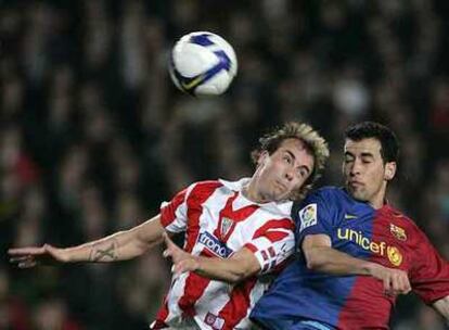 Yeste y Busquets pelean por el balón en el Barça-Athletic de Liga jugado esta temporada en el Camp Nou.