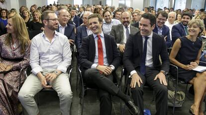 Pablo Casado (centro), junto a Teodoro García Egea (derecha) y Javier Maroto.