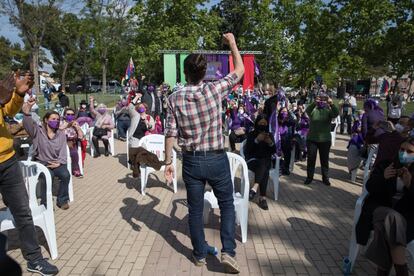 Pablo Iglesias se dirige a algunos de los asistentes al mitin en Usera este viernes, en el que lo han acompañado dirigentes y candidatos de Unidas Podemos como la ministra de Igualdad, Irene Montero; Serigne Mbayé o Vanesa Lillo.