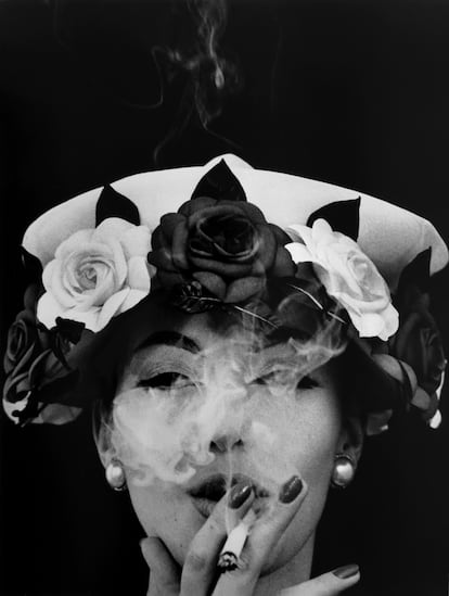 Sombrero y cinco rosas, para 'Vogue' (1956).