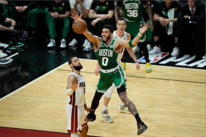 El alero de los Boston Celtics, Jayson Tatum, pierde el control del balón luego tras recibir una falta del alero del Miami Heat, Caleb Martin, durante el  sexto partido de las finales de la Conferencia Este de la NBA.