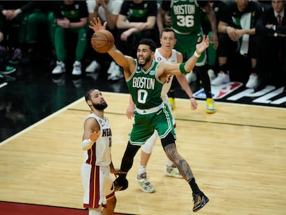 El alero de los Boston Celtics, Jayson Tatum, pierde el control del balón luego tras recibir una falta del alero del Miami Heat, Caleb Martin, durante el  sexto partido de las finales de la Conferencia Este de la NBA.