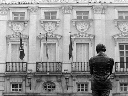 El Teatro Español con la estatua de Federico García Lorca delante.