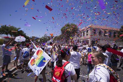 La asociación Christopher Street West de Los Ángeles se encarga de organizar el festival, la semana y el desfile del Orgullo Gay de la ciudad estadounidense. El primero despliega varios escenarios por la urbe californiana. La segunda involucra a Los Angeles Sparks (equipo de la liga profesional femenina de Estados Unidos), al Dodger Stadium (el estadio de béisbol) o al parque temático de los estudios Universal de Hollywood, donde tiene lugar una noche con DJ. Mientras que la tercera recorre, el 10 de junio, el bulevar de Santa Mónica, en West Hollywood (en la imagen, la de este 2018). Más información: <a href="https://lapride.org/" target="_blank">lapride.org</a>