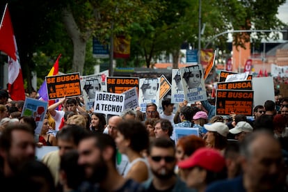 Pancartas con la imagen de la presidenta de la Comunidad de Madrid, Isabel Díaz Ayuso.