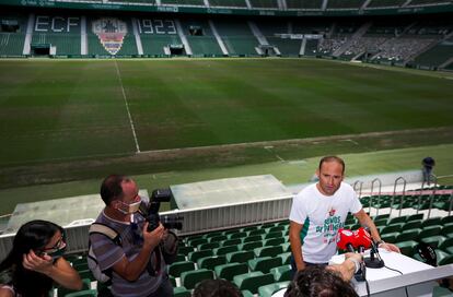 Nino posa este lunes en el estadio de Elche.