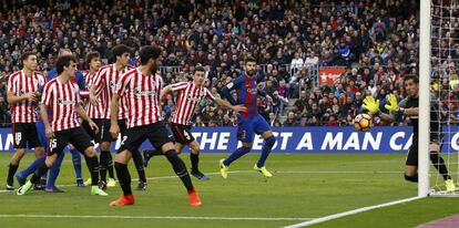 Gol del Barcelona. El portero del Athletic Bilbao Gorka Iraizoz no logra detener un disparo del Lionel Messi.