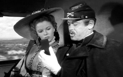 Além dos filmes infantis, Temple trabalhou com o mestre do cinema John Ford em um clássico: Fort Apache, de 1946. No foto, a atriz com Henry Fonda, que protagonizou o filme com John Wayne.