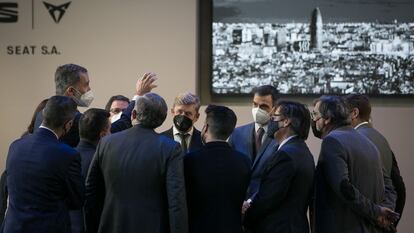 El rey Felipe VI (a la izquierda) conversa con el presidente del Gobierno y resto de empresarios al finalizar el acto.