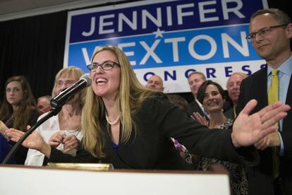 La candidata demócrata a la Cámara de Representantes Jennifer Wexton, durante su discurso de victoria el 6 de noviembre de 2018 en Dulles, Virginia.