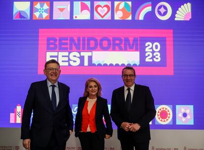 (I-D) El presidente de la Generalitat valenciana, Ximo Puig; la presidenta del consejo de administración de RTVE, Elena Sánchez; y el alcalde de Benidorm, Antonio Pérez, posan durante la primera rueda de prensa de la semana del Benidorm Fest 2023, en el Palau de la Generalitat, a 30 de enero de 2023, en Valencia.