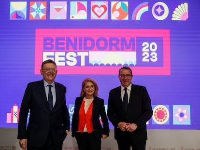 El presidente de la Generalitat valenciana, Ximo Puig; la presidenta del consejo de administración de RTVE, Elena Sánchez y el alcalde de Benidorm, Antonio Pérez, posan durante la presentación del Festival Fest 2023.