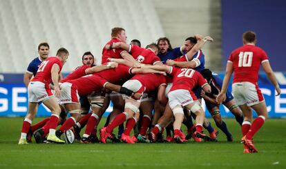 Los jugadores de Gales y Francia chocan en un melé durante el partido disputado el pasado sábado en el Stade de France.