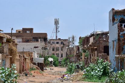 Una torre de radio detrás de las casas con agujeros de bala en Omdurman, el pasado 27 de agosto. 