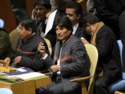 El presidente boliviano Evo Morales (d) antes de participar en la inauguración oficial del Año Internacional de la Quinua en la ONU en la sede de dicho organismo en Nueva York, Estados Unidos hoy 20 de febrero de 2013.