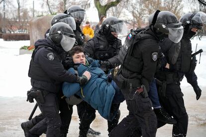 La policía detiene a un hombre que pretendía poner flores en un monumento, con motivo de la muerte de Alexei Navalni, este sábado en San Petersburgo.