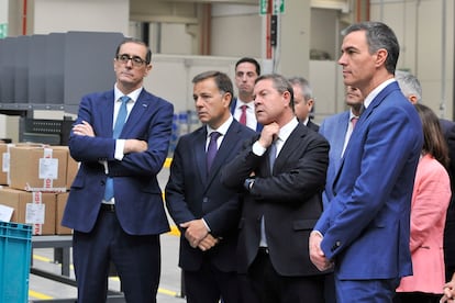 El presidente del Gobierno, Pedro Sánchez, junto al presidente de Castilla-La Mancha, Emiliano García-Page, este martes en Albacete en el hub logístico industrial de Airbus.