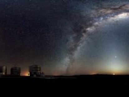 La Vía Láctea por encima del monte Paranal (norte de Chile).