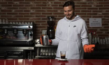 Dimitrievski, actual portero del Rayo, posó con los guantes puestos, detrás de la barra de la cafetería de la ciudad deportiva en 2019.