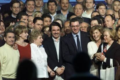 Aznar, junto a candidatos del PP, como Ruiz-Gallardón, Botella (a la derecha) y Esperanza Aguirre (segunda por la izquierda).