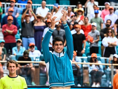 Carlos Alcaraz eleva el trofeo de campeón,  este domingo en el Hard Rock Stadium de Miami.