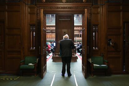 El primer ministro británico, Boris Johnson, llega a la Cámara de los Comunes en Londres, Gran Bretaña.