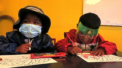 Dos niños asisten a clase, el 10 de marzo de 2021, en San Pablo de Tiquina, una pequeña población en las orillas del lago Titicaca (Bolivia). La educación durante la pandemia se ha convertido en un desafío en Bolivia por las carencias y contrastes del modelo a distancia.