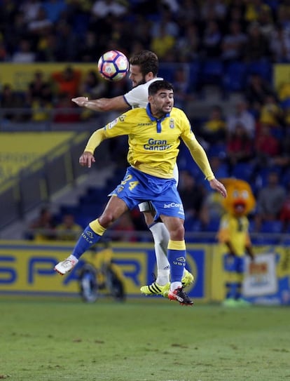 El delantero del UD Las Palmas Pedro Tanausú Domínguez (primer término) y el defensa del Real Madrid José Ignacio Fernández.