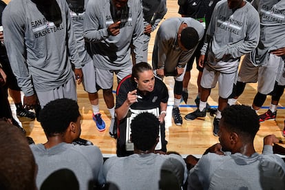 Hammon, dirigiendo a los San Antonio Spurs en una liga de verano.