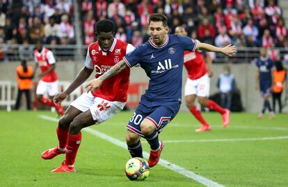 Messi, defendido por Munetsi durante el Reims-PSG.