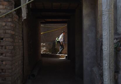 Un estudiante pakistaní camina por una calle en el histórico pueblo de Saidpur, en una ladera de las colinas de Margalla, en Islamabad. Se estima que el pueblo tiene alrededor de 400 años y ha sido parte de varias civilizaciones de La era mogol.