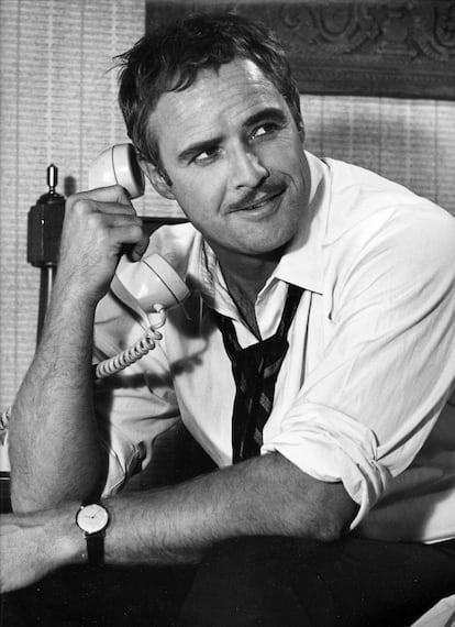 Marlon Brando con bigote en 'Su excelencia el embajador' (1962), que en versión original se titulaba, con muy mala leche, 'The Ugly American', o sea, 'El americano feo'. Qué valor.