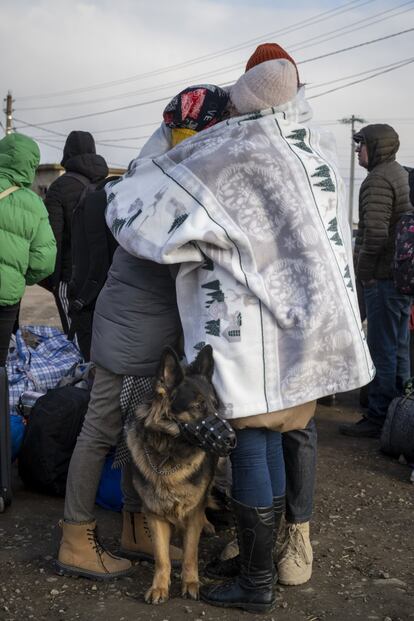 El viaje de los refugiados no solo es físico, sino también emocional. En el periplo de quienes ahora huyen de Ucrania, a la decisión de marchar, el trayecto y el frío, se suma la incertidumbre de saber dónde comerán, se alojarán, se asearán, dormirán y, finalmente, se asentarán.