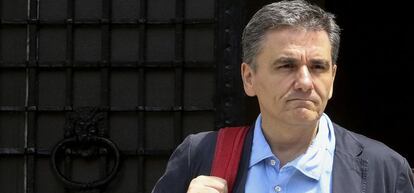 El ministro de Finanzas griegos, Euclid Tsakalotos, a la salidad de una reunión con el primer ministro, Alexis Tsipras, este domingo.