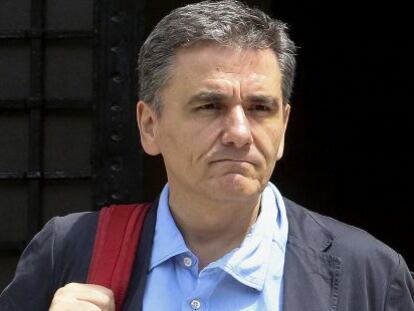 El ministro de Finanzas griegos, Euclid Tsakalotos, a la salidad de una reuni&oacute;n con el primer ministro, Alexis Tsipras, este domingo.