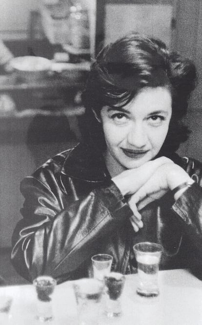 Ana María Matute en la cervecería Heidelberg de Barcelona en 1950 ARCHIVO ANA MARÍA MATUTE / AGENCIA BALCELLS
