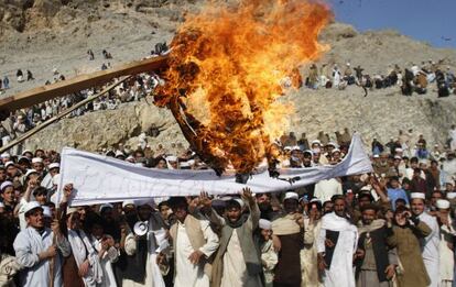 Afganos queman un mu&ntilde;eco que representa a Obama.