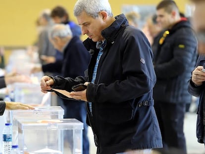 Un vecino votando en un colegio electoral de Girona  