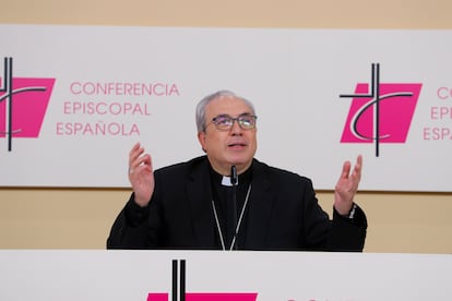 El nuevo secretario general de la Conferencia Episcopal Española, César García Magán, durante la rueda de prensa tras su elección este miércoles.