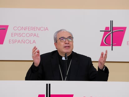 El nuevo secretario general de la Conferencia Episcopal Española, César García Magán, durante la rueda de prensa tras su elección este miércoles.