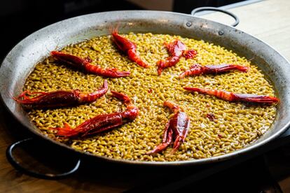 En La Tajada, un espacio con pocas pretensiones, donde a mediodía no se admiten reservas, pero aseguran que todo el que se acerca hasta allí, más tarde o más temprano acaba comiendo, apuesta por una cocina con recetas caseras, sencillas y sabrosas para comer a diario, con un menú del día por 12,80 euros. El resultado de este local, que sirve desayunos desde primera hora de la mañana hasta cenas, es que ya cuenta con una parroquía de clientes fiel a un sencillo menú que cambia cada día y que lleva el sello de Sáez en pequeños detalles.