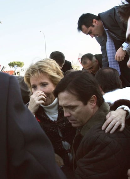 La presidenta de la Comunidad de Madrid, Esperanza Aguirre, es asistida tras salir del helicóptero que se estrelló hoy después de despegar junto a la plaza de toros de Móstoles, y en el que además viajaba el presidente del PP, Mariano Rajoy, que también resultó ileso, al igual que el alcalde de la ciudad, Esteban Parro, mientras que un cámara de Antena 3 fue hospitalizado con heridas leves, el 1 de diciembre de 2005.