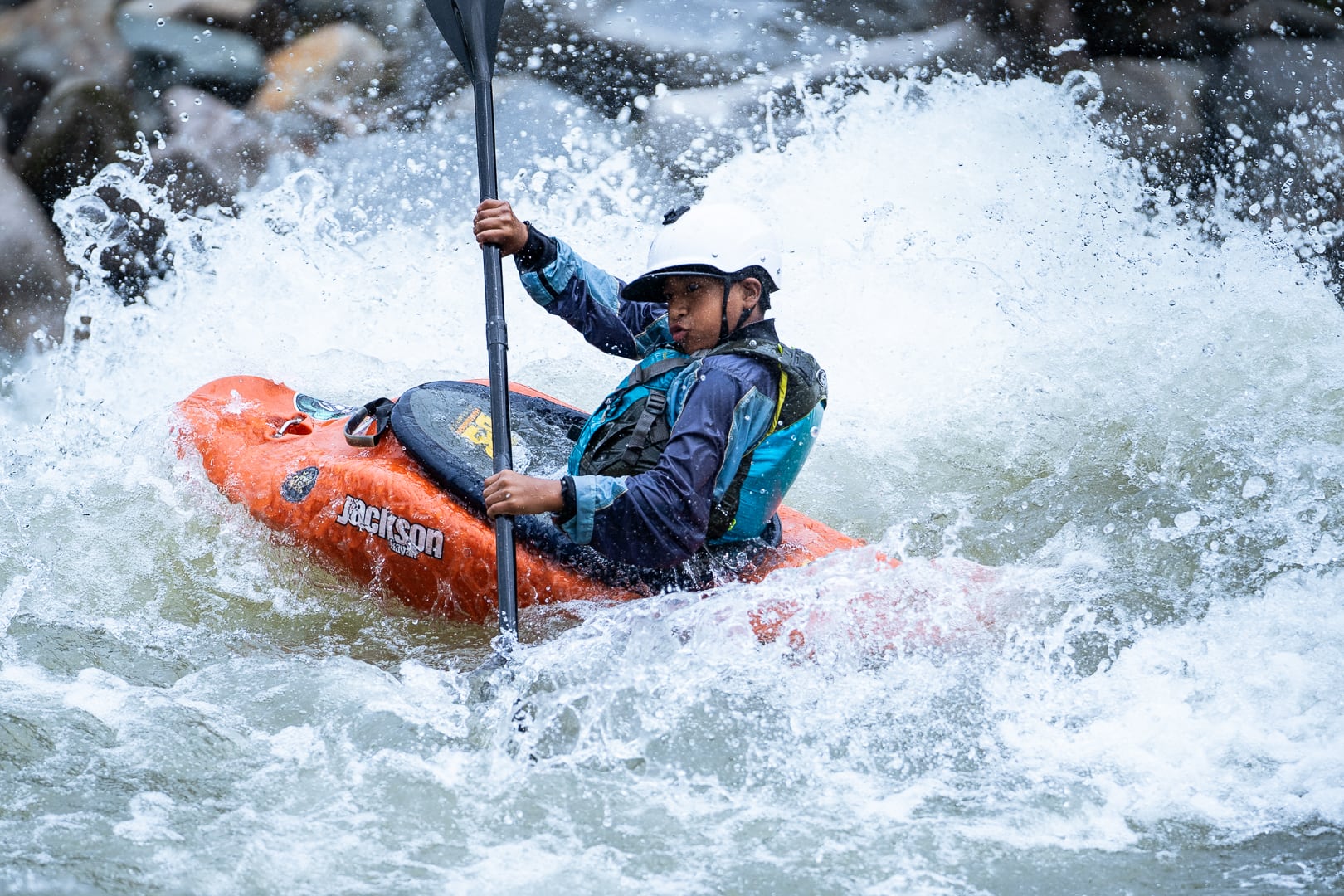 Los ‘hijos del río’: niños amazónicos utilizan sus kayaks para proteger las aguas ecuatorianas