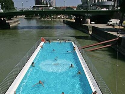 Los vieneses están encantados con su nueva piscina flotante.