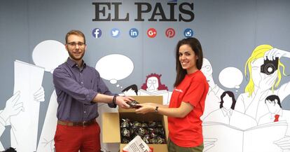 Diego Regaño, de EL PAÍS, entrega 2.000 spinners a Save the children.