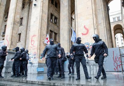 Agentes de policía vigilan el Parlamento durante las protestas contra la ley de agentes extranjeros aprobada este martes.