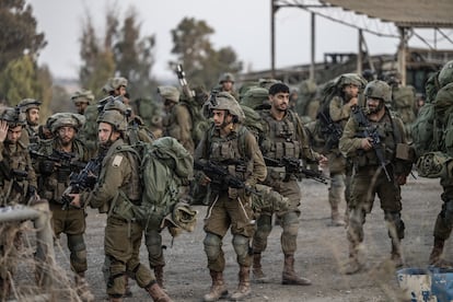 Las fuerzas israelíes establecían puntos de control armados a lo largo de la frontera, este jueves. 