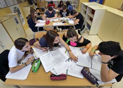 Alumnos de Secundaria estudian en un instituto. 